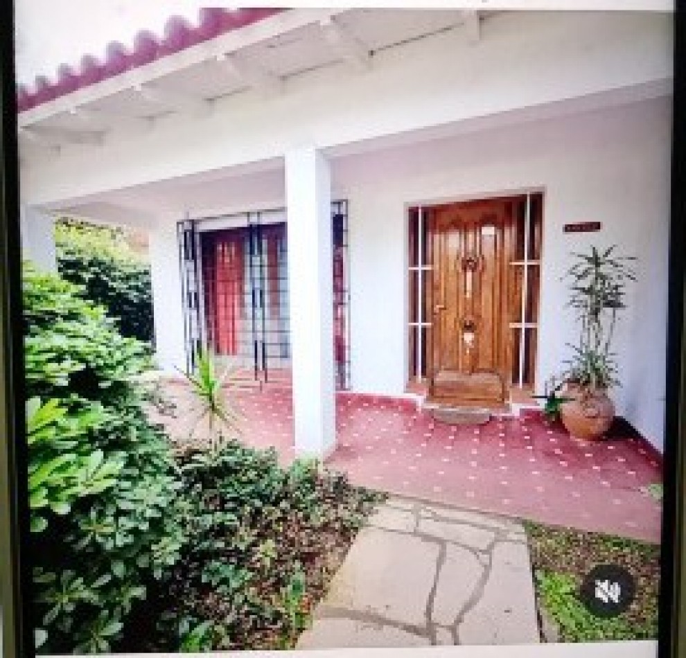 Casa tres ambientes amplios con cochera
