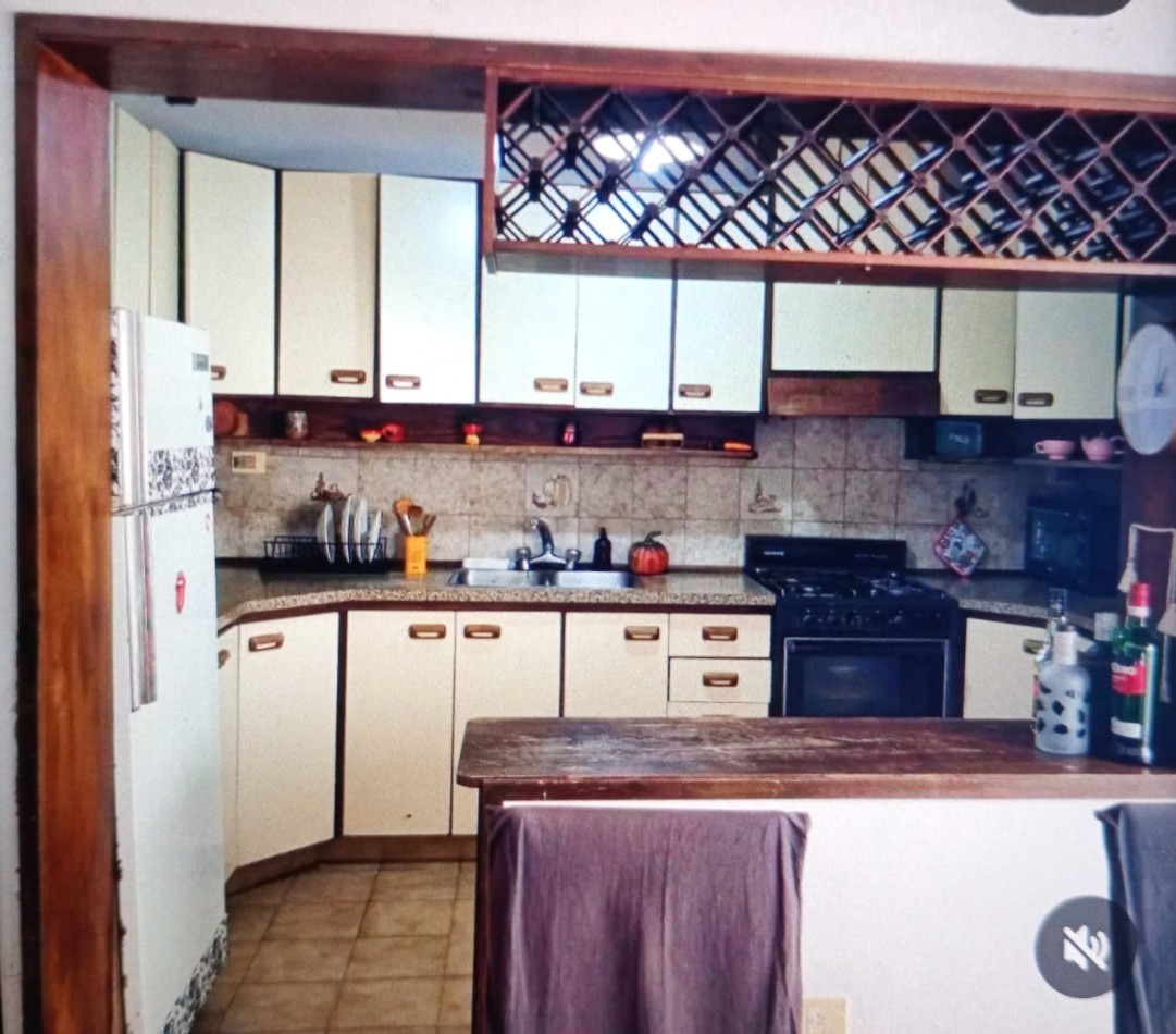 Casa tres ambientes amplios con cochera