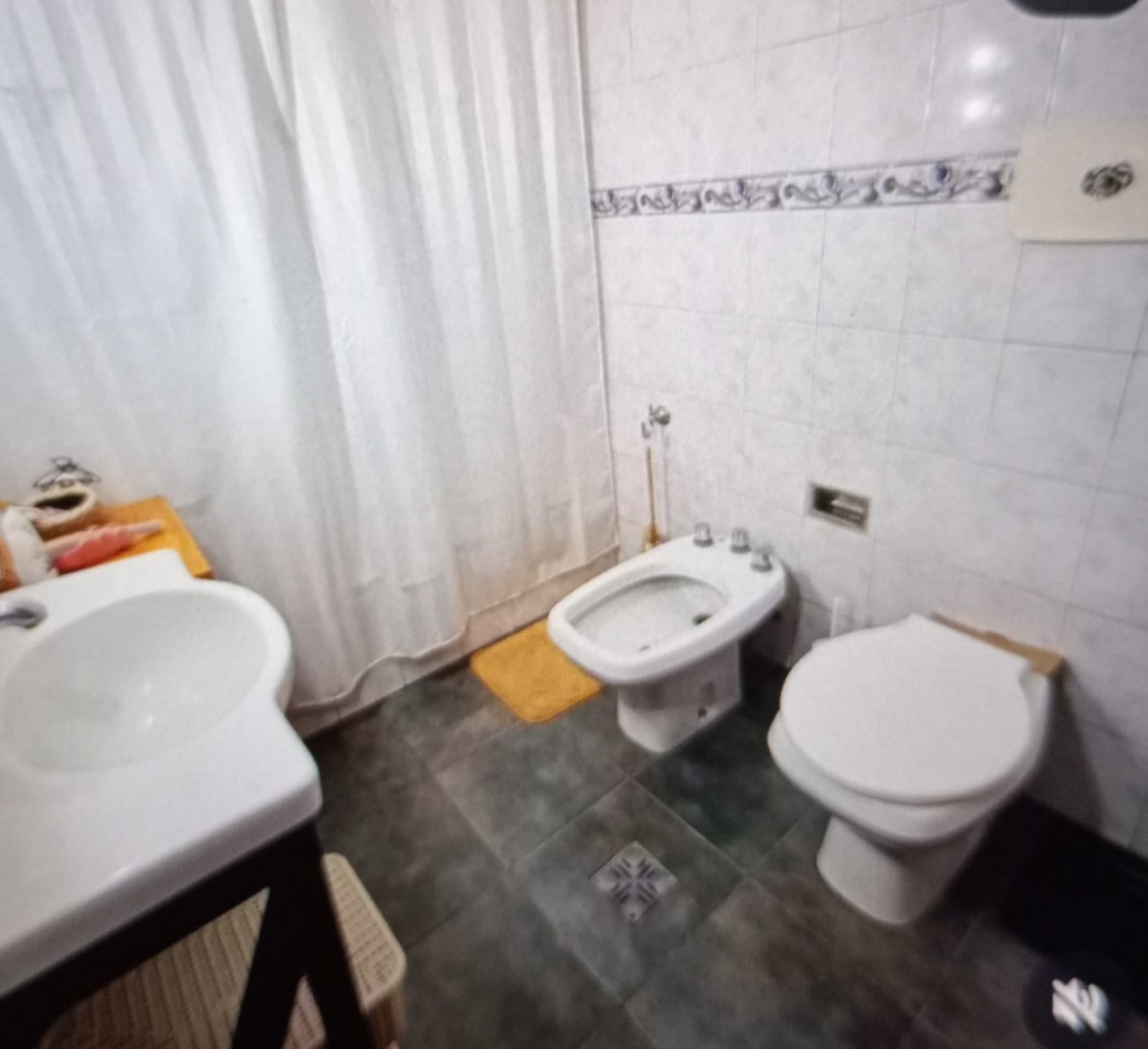 Casa tres ambientes amplios con cochera