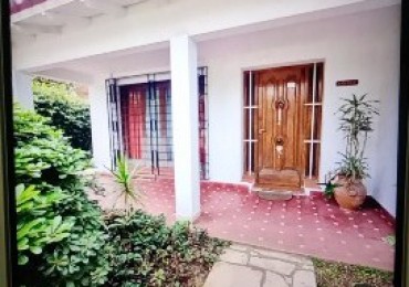 Casa tres ambientes amplios con cochera